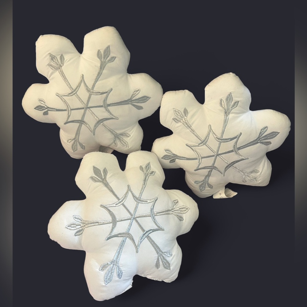 5/$25 Abrand White and Silver Snowflake Blossom Holiday Pillow Set